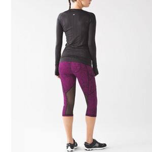 Lululemon Outrun 17" Crop Antique Paisley Deep Fuschia Black / Black